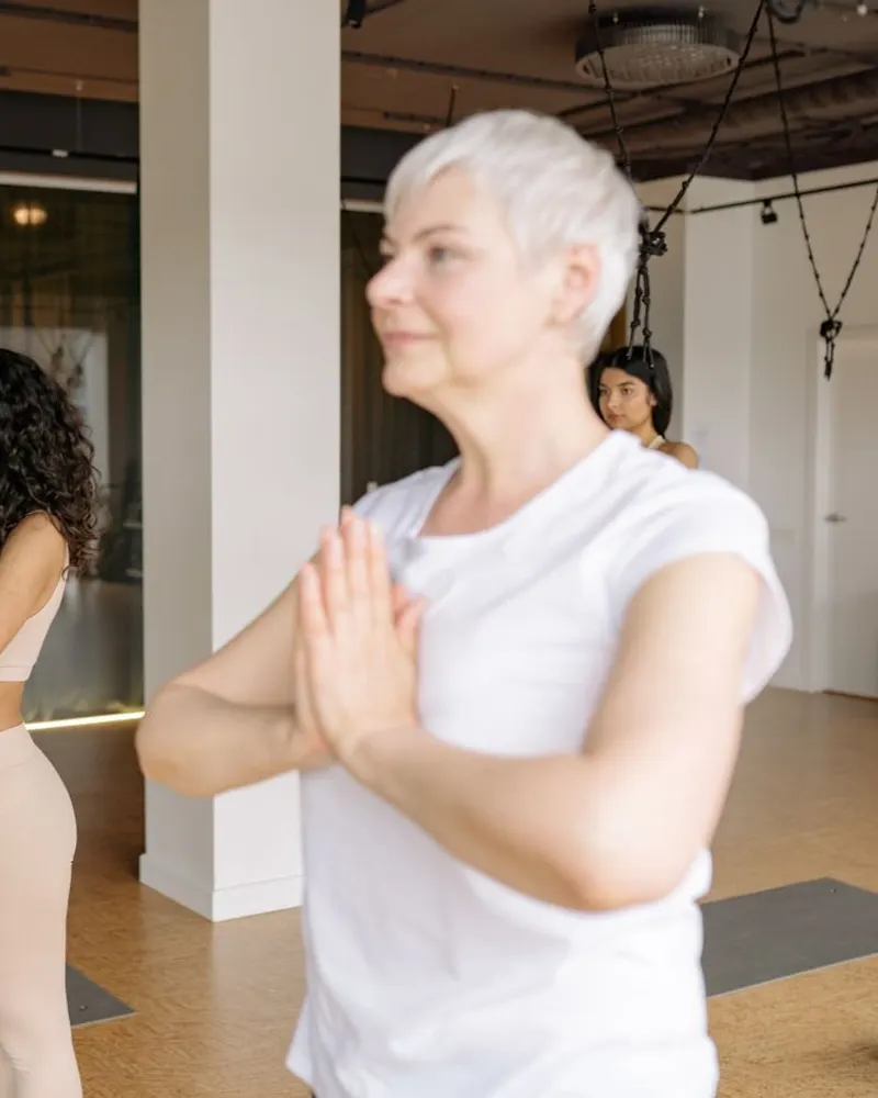Teilnehmer in einem Yoga-Kurs im Studio